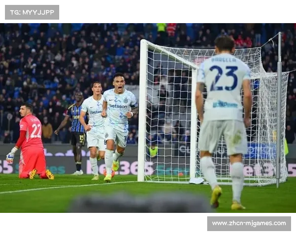 国米客场更衣室赛后播放队歌，图拉姆与队友相拥