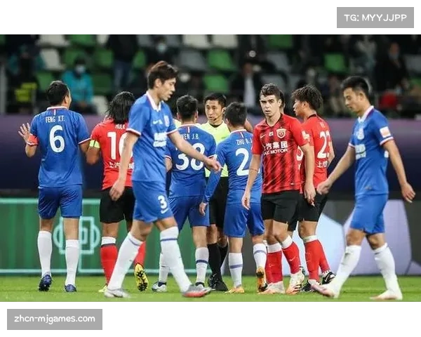 镜头特写:争议判罚后,场边第四官员与两队教练组进行沟通